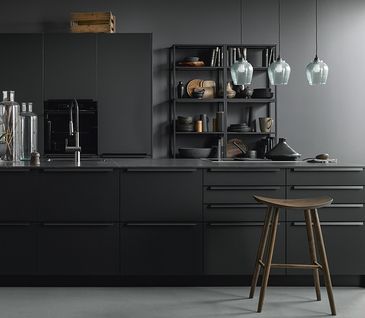 Anthrazitfarbene Küche mit Kücheninsel