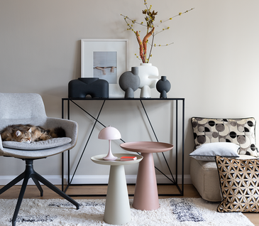 Kolumne Nicole Zweig Designlieblinge Stuhl mit Katze Highboard Beistelltische Vasen und Kissen
