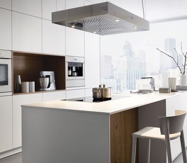 Hängender Edelstahl-Dunstabzug über Kücheninsel