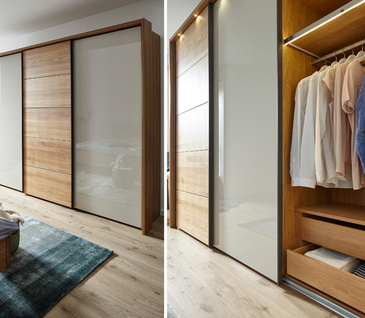 Collage: Verschiedene Ansichten von Schiebetürenschrank im Schlafzimmer.