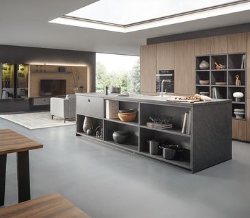 Küche mit Fronten in Steinoptik und Holz