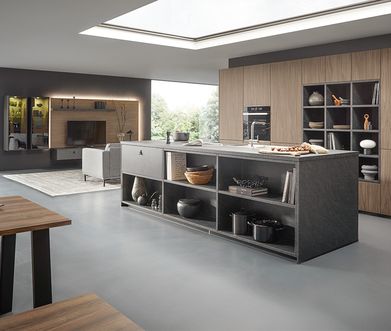 Küche mit Fronten in Steinoptik und Holz