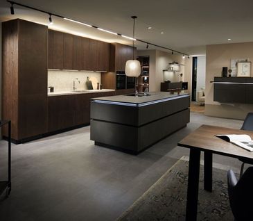 Moderne Küche mit schwarzer Kücheninsel und rostfarbener Küchenzeile