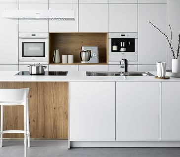 Holzakzente bringen Wärme in dieses puristische Küche mit Kücheninsel Weisse grifflose Küchenzeile und Insel mit Holzakzenten