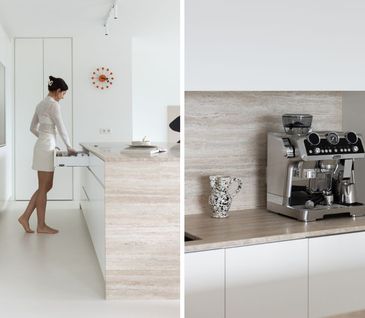 Inselküche mit deckenhohen Schränken mit Stauraum für Geschirr, Gläser und die Kaffeemaschine