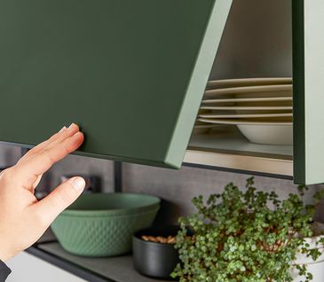 Funktionen wie touch-to-open erfüllen Ihren Wunsch nach einer grifflosen Küche Grüner Küchenoberschrank mit Touch-to-open-Funktion