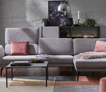 Graues Ecksofa Estrela mit rosa Kissen
