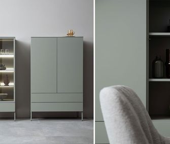Zwei Highboards nebeneinander: Mit Glastür und Beleuchtung oder komplett blickdichte Holztüren und Schubladen in der Farbe Salbeigrün.