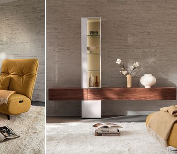 Minimalistisches Wohnzimmer mit dezenter Wohnwand in Nussbaum und Relaxsessel in Senfgelb.