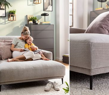 Mutter mit Kind sitzen auf einem gemütlichen Sofa.