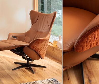 Orangebrauner Relaxsessel mit ausgeklappter Fußstütze mit Stoff und Leder bezogen in gemütlichem Wohnzimmer.