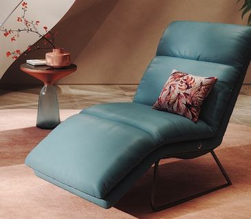Leder-Liege in Petrol in moderner Kulisse.