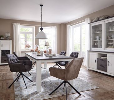 Esszimmer im Landhausstil mit weißen Möbeln aus Holz und Lederstühlen in Anthrazit