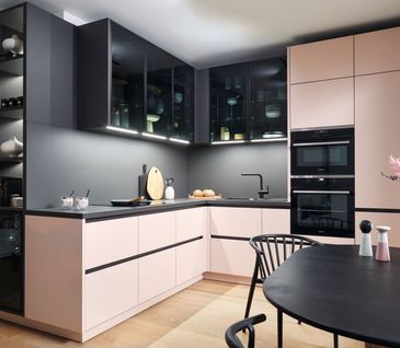 Rosa Küche mit schwarzen Akzenten und schwarzem Sitzplatz