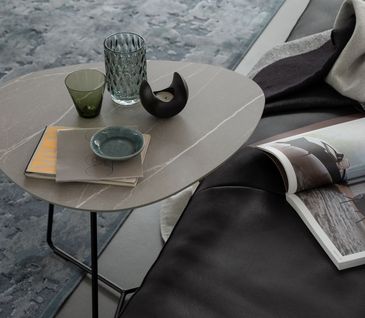 Moderner Couchtisch mit schwarzen Metallfüssen und Tischplatte in Marmor Optik