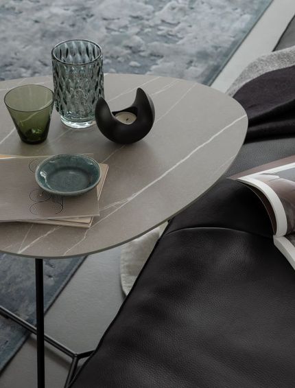 Moderner Couchtisch mit schwarzen Metallfüssen und Tischplatte in Marmor Optik