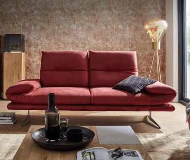 Rauleder-Sofas überzeugen mit warmer Haptik, sind aber sehr anfällig für Flecken. Rotes Rauledersofa im modernen, eleganten Wohnzimmer