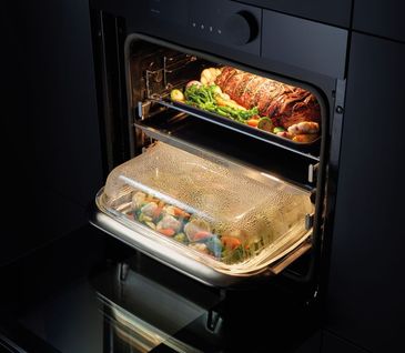 Gerichte in einem Backofen mit Dampfgarfunktion