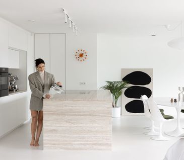 Helle Inselküche mit Essbereich