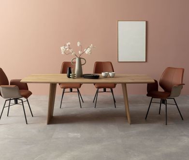 Ein typischer Esstisch mit Wangenfuß im skandinavischen Design aus Massivholz