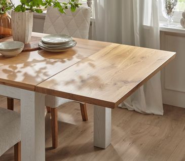 Ein Holz-Esstisch, an dem die Tischplatten-Verlängerung befestigt wurde.