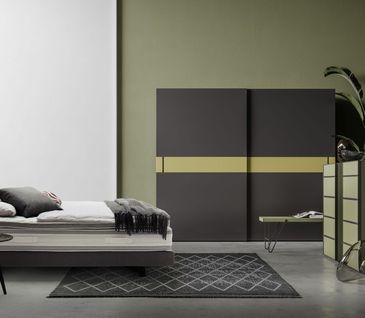 Schwarzer Kleiderschrank mit Schwebetüren mit gelben Akzenten.