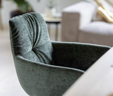 Polsterstuhl mit grünem Bezug