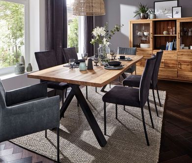 Massivholz-Tischplatte mit organischer Baumkante und einem schwarzen Metallgestell