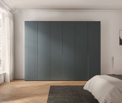 Moderner Kleiderschrank in dunklem Grau