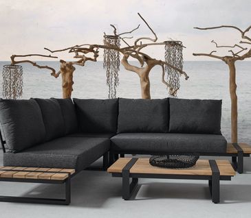 Outdoor Lounge-Sofa in Anthrazit mit Teak-Loungetisch.