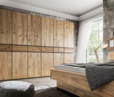 Mehrtüriger klassischer Kleiderschrank aus Massivholz