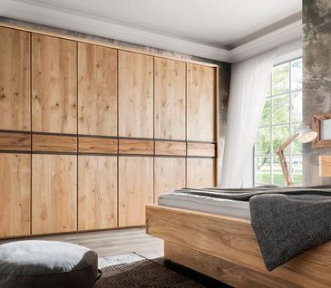 Großer Drehtürenschrank aus schönem Massivholz