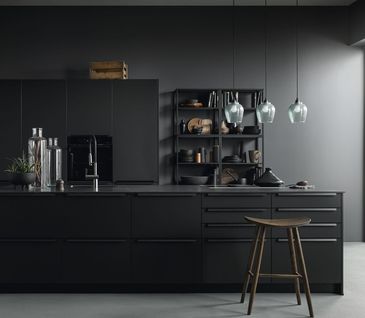 Dunkelgraue zweizeilige Küche mit großer Insel und E-Geräte-Schrank
