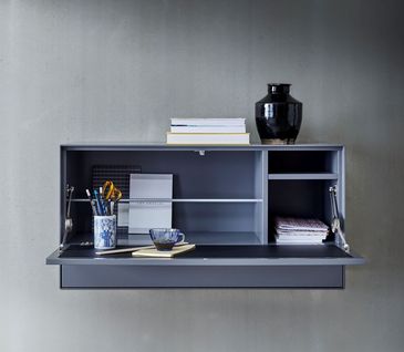 Hängender Sekretär aus blau lackiertem Holz mit geöffneter Klappe.