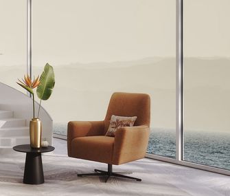 Loungesessel aus orangem Stoff neben einem schwarzem Beistelltisch mit einer goldenen Blumenvase