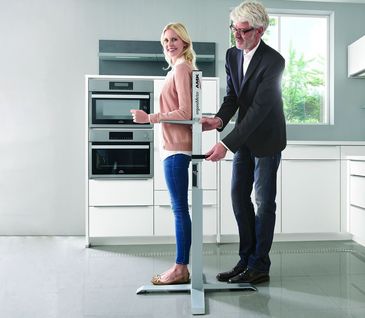 Ein Berater ermittelt durch Messen die richtige Arbeitsplattenhöhe