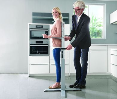 Ein Berater ermittelt durch Messen die richtige Arbeitsplattenhöhe