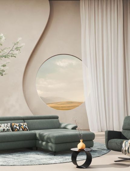 Dunkelgrünes Sofa neben passendem Drehsessel in einer modernen Kulisse.