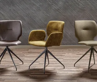 Eine Reihe verschiedener Stühle in bunten Farben und Gestellen