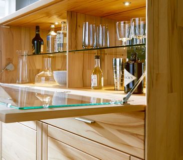 Vitrine aus Holz in der Gläser und Flaschen untergebracht sind.