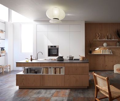 Inselküche mit weißer Küchenzeile und Küchenblock mit Holzfronten.