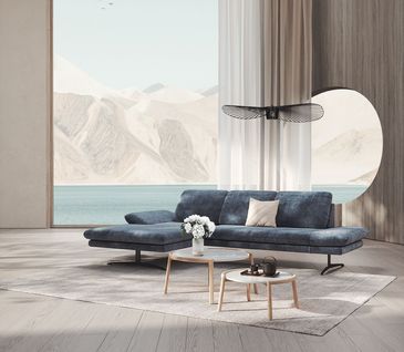 Blaues Ecksofa vor einem großen Fenster mit Meerblick und Couchtischen.