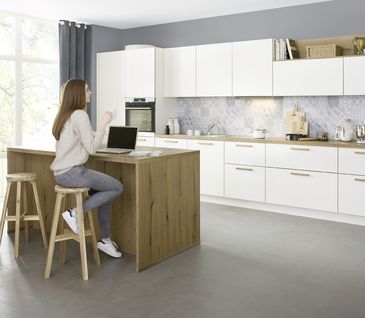 Inselküche im Skandi-Stil mit weißer Küchenzeile und Kücheninsel im Holz-Look.