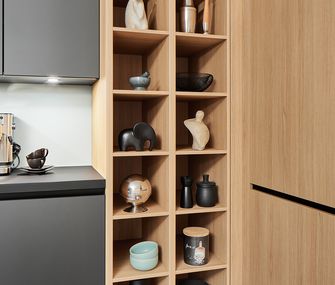 Hohes Regal mit Dekoration in einer Küche.