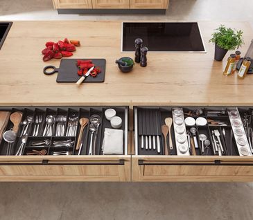 Schubladen in Küche mit Holzoptik für viel Besteck und Zubehör