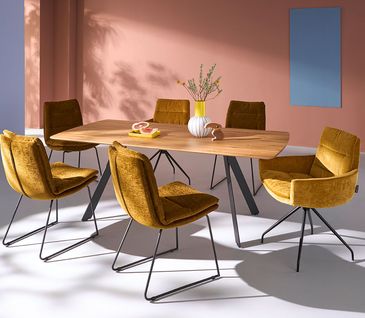 Modernes Esszimmer in frischen Farben mit großem Esstisch und Stühlen in der Farbe Senfgelb.