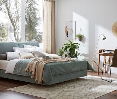 Boxspringbett mit amerikanischem Aufbau in Blaugrün und blauer und weißer Bettwäsche