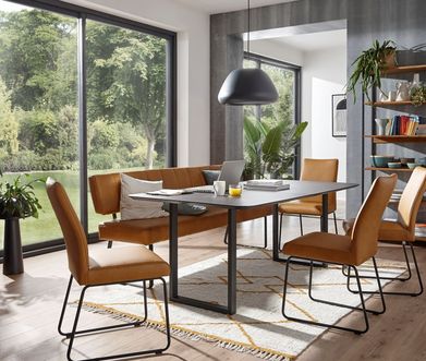 Gepolsterte Lederstühle im modern eingerichteten Esszimmer