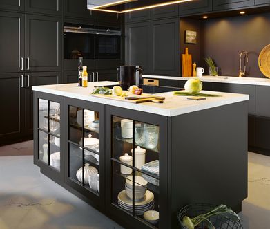 Landhausküche in Schwarz mit Kücheninsel.