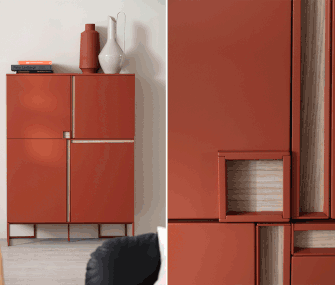 Rotes Highboard mit hochwertig gestalteter Front, dekoriert mit Vasen.